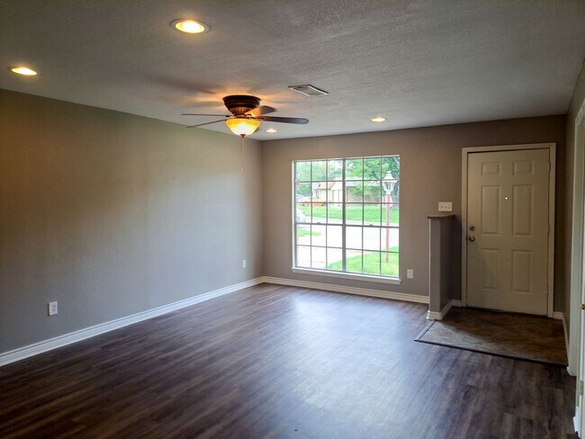 Foto del edificio - 3 Bedroom / 2 Bath / 2 Car Garage