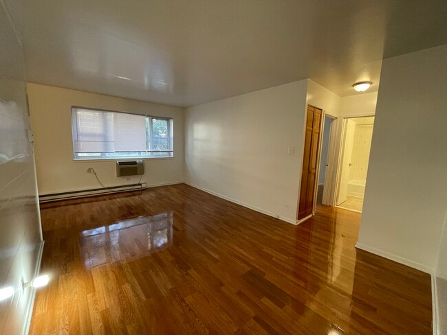 Building Photo - 5920 N Kenmore Ave