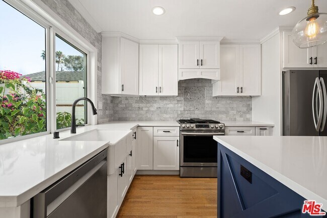 Building Photo - 7410 El Manor Ave