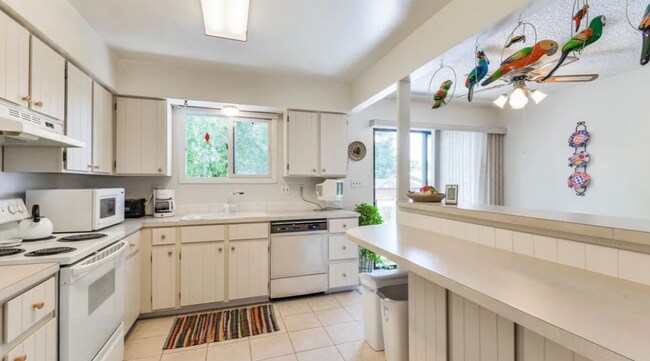 Building Photo - 806 E Swallow Rd