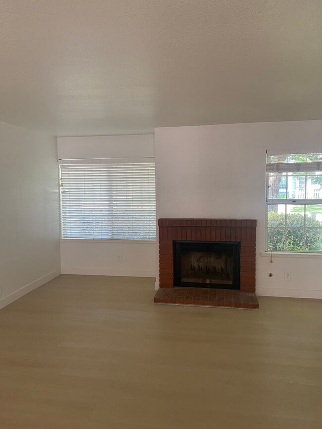 Building Photo - 3 bed, 2 1/2 bath 2-story condo on West si...