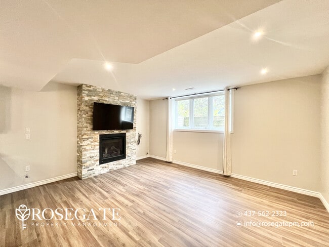 Photo du bâtiment - Stylish 2-Bedroom + Den Home with Backyard...