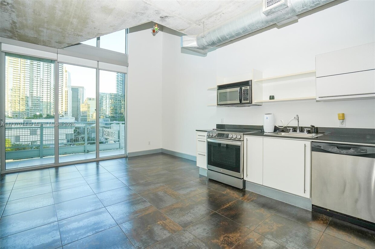Foto principal - 690 SW 1st Ct