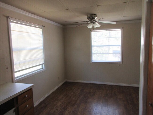 Building Photo - 33 Hall Dr N