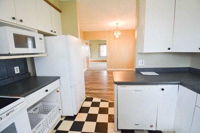 Building Photo - Spacious 4-Bedroom Country Home — All Util...