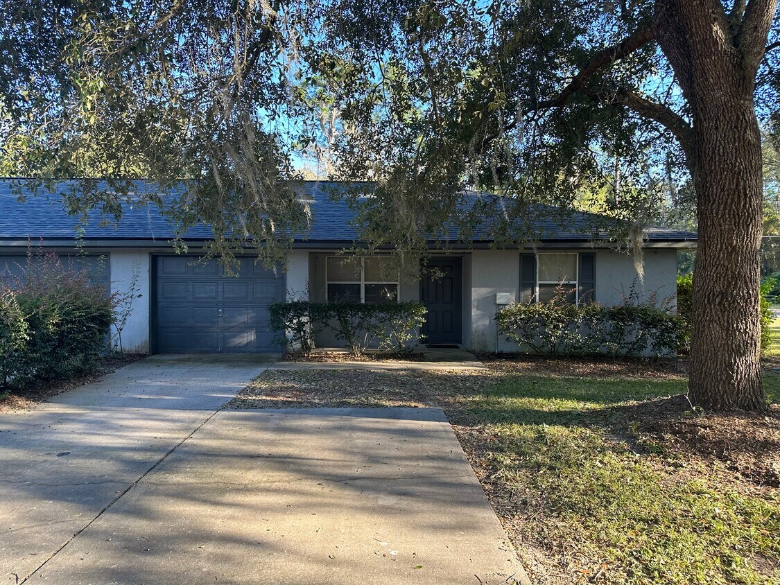 Foto principal - 2715 SE Country Club Rd