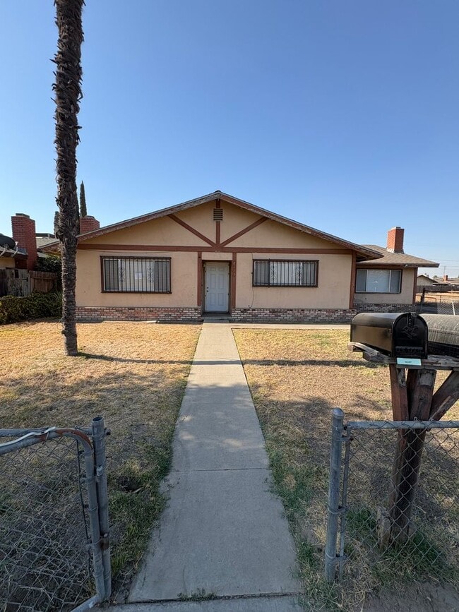 Building Photo - 2113 W Inyo Ave