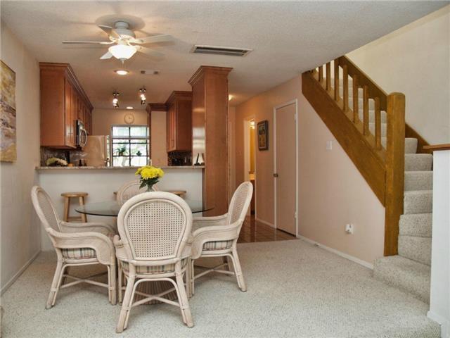 Foto del edificio - 7122 Wood Hollow Dr