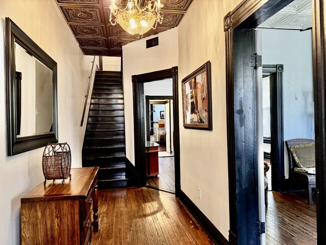 Building Photo - Fully Furnished 3 bed / 1.5 bath Historic Lynchburg Home near downtown.