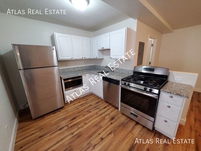 Building Photo - Beautifully Remodeled Ground Floor 1 Bed/1...