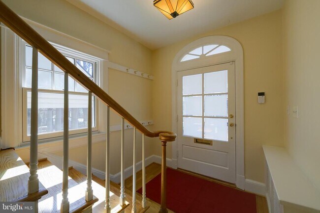 Foto del edificio - 5717 Chevy Chase Pkwy NW