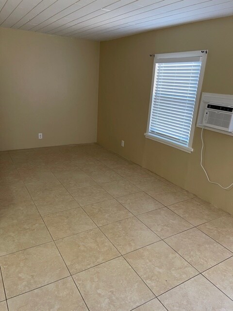 interior - 3890 51st Ave N