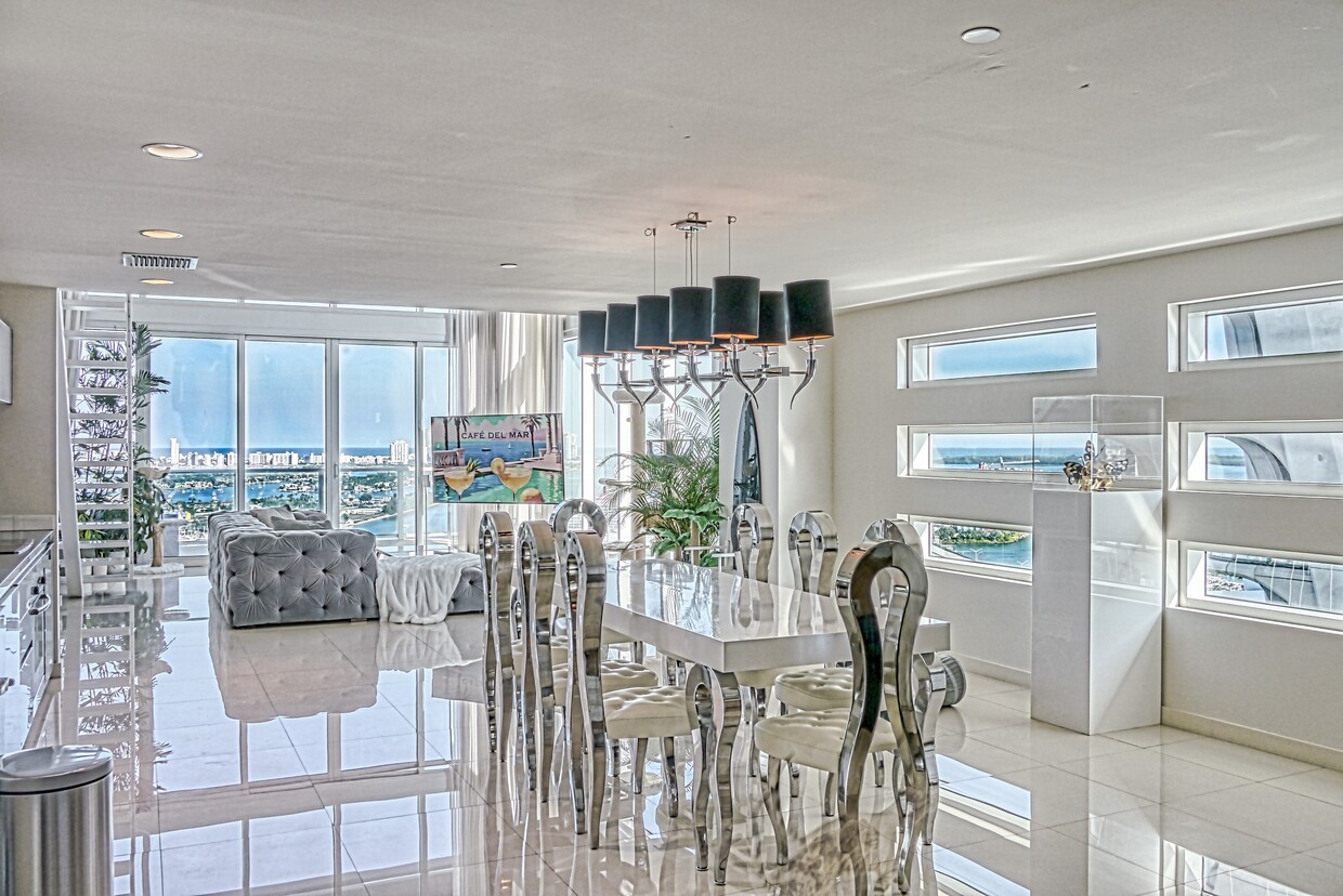 Dining room - 1040 Biscayne Blvd