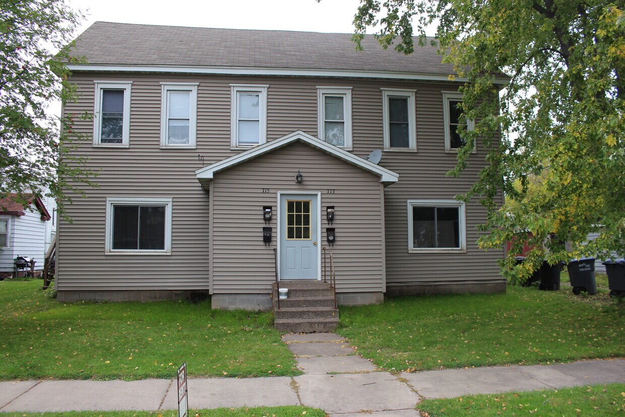 Primary Photo - 715 22nd Ave E