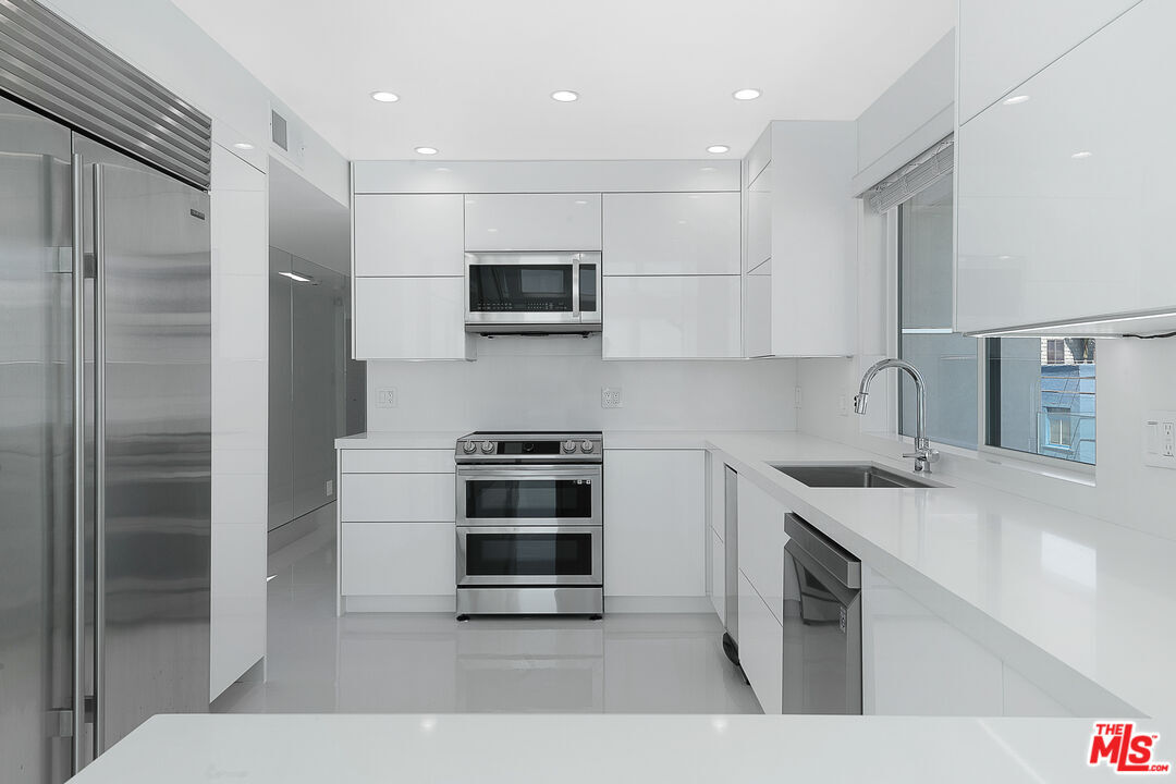 Foto principal - 10727 Wilshire Blvd