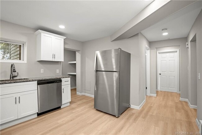 Building Photo - 106 River Rd