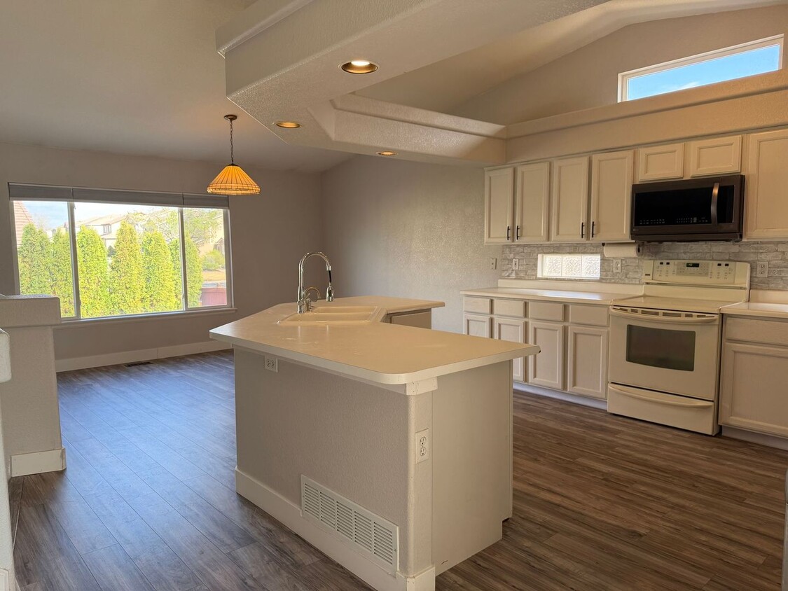 Spacious and Bright 3BD Home in Denver - Available Now - Spacious and Bright 3BD Home in Denver - Available Now
