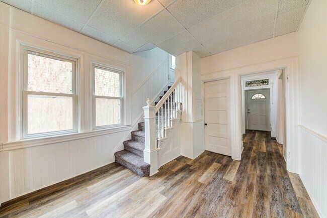 Building Photo - AVAILABLE AUGUST -  Completely Updated 4 B...