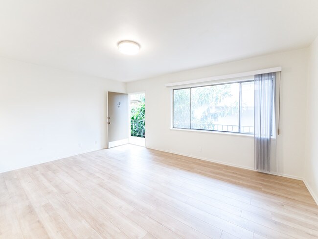 Building Photo - 501 S Kingsley Dr