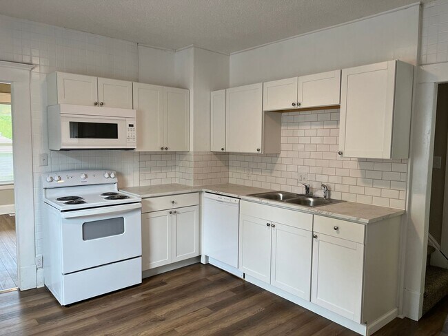 Foto del edificio - Check out this Classic charmer waiting for...