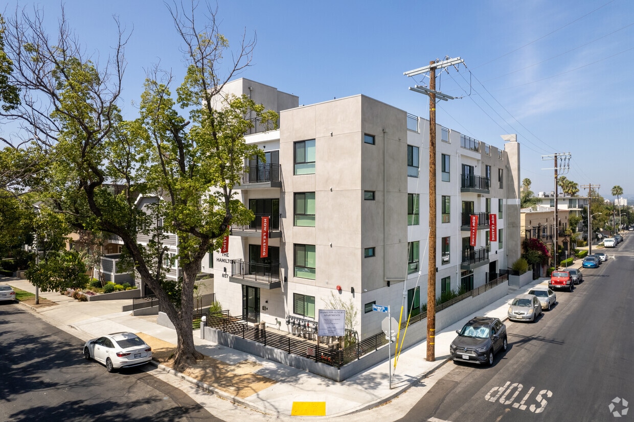 Foto principal - 857 N Hayworth Ave