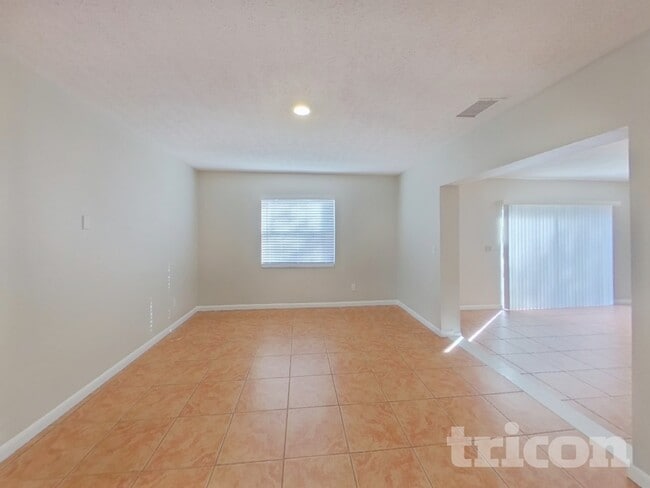 Building Photo - 1101 Seffner Valrico Rd