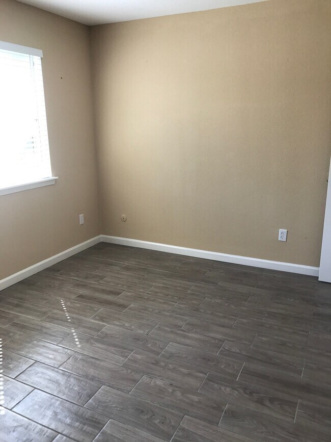 Foto del edificio - 2 Bed/2 Bath Condo - Spacious, Bright, Clo...