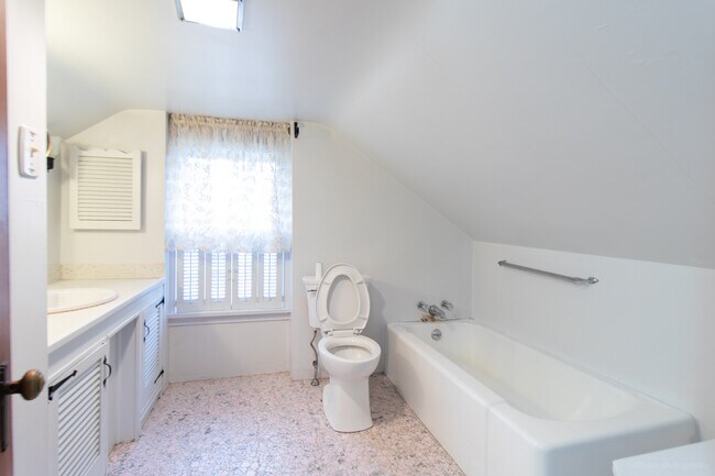 Upstairs Bathroom - 621 Columbia St