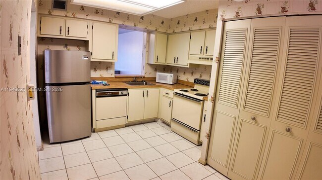 Foto del edificio - 7220 Lake Cir Dr