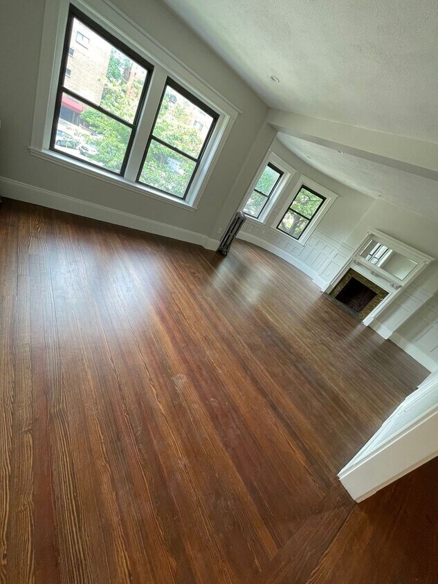 Foto principal - GORGEOUS BROOKLINE 3 BED, RECENTLY RENOVAT...