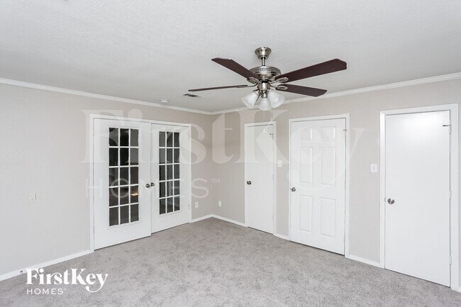 Building Photo - 5614 Sarasota Dr