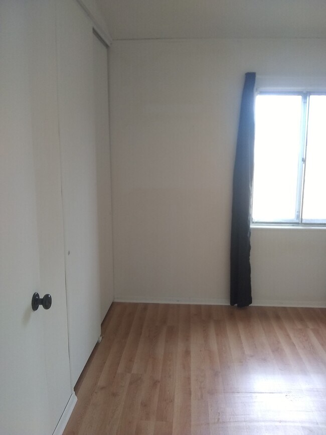 Building Photo - 406 Edgewood Dr