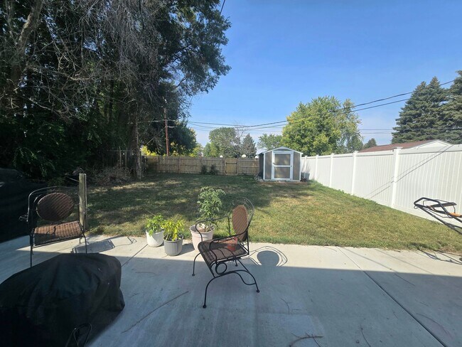 Foto del edificio - Spacious 4 Bedroom Home with Fenced Yard +...