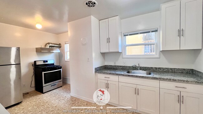 Foto del edificio - Remodeled 1 bedroom with hardwood flooring and spacious modern kitchen with new appliances!