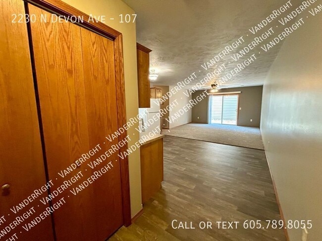 Building Photo - RARE 2 Bedroom 2 Bathroom Tea Apartment!