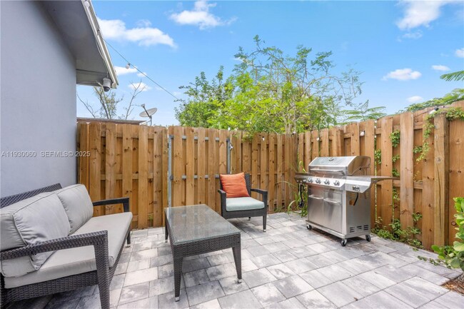 Building Photo - 1208 NE 5th Ave