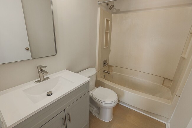 Foto del edificio - JUST RENOVATED Huge 3 bedroom 3 bathroom t...