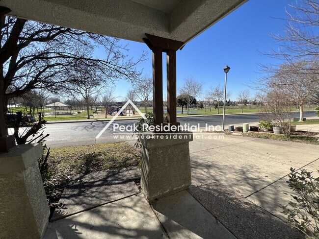 Foto del edificio - Spacious 4bd/2.5ba Rocklin Home with 2 Car...