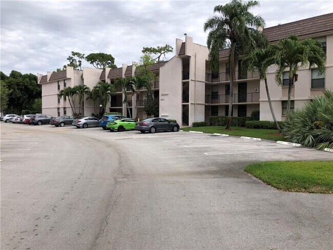 Foto del edificio - 8411 Forest Hills Dr
