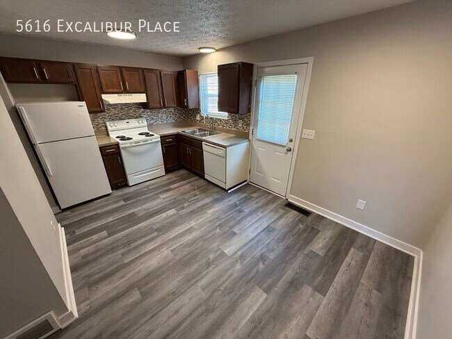 Foto del edificio - 5616 Excalibur Pl