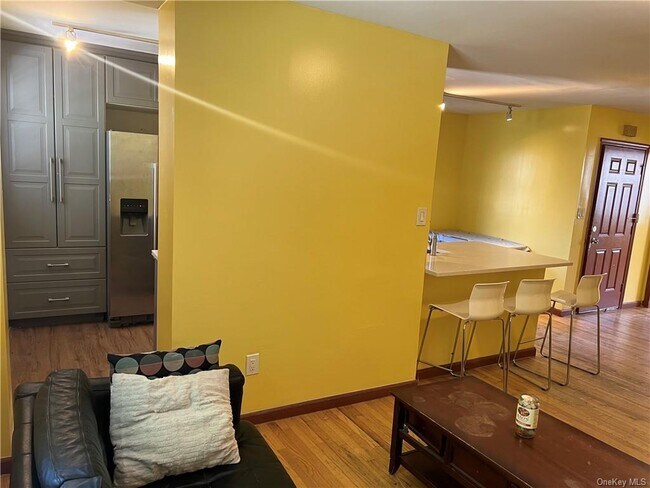 Foto del edificio - 2213 St Raymond Ave
