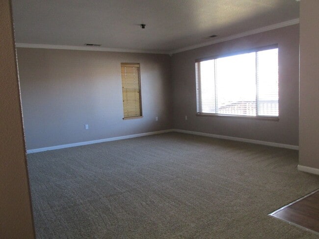 Building Photo - 585 N Mesa St