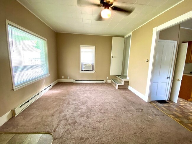 Building Photo - 2 Bedroom 1 Bath House!