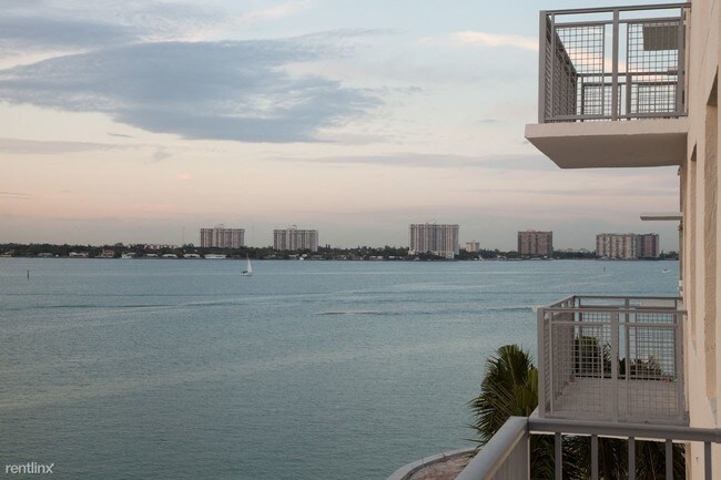 Foto del edificio - 8000 East Dr