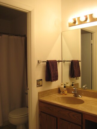 Mueble de baño separado del baño. - 740 S Federal St