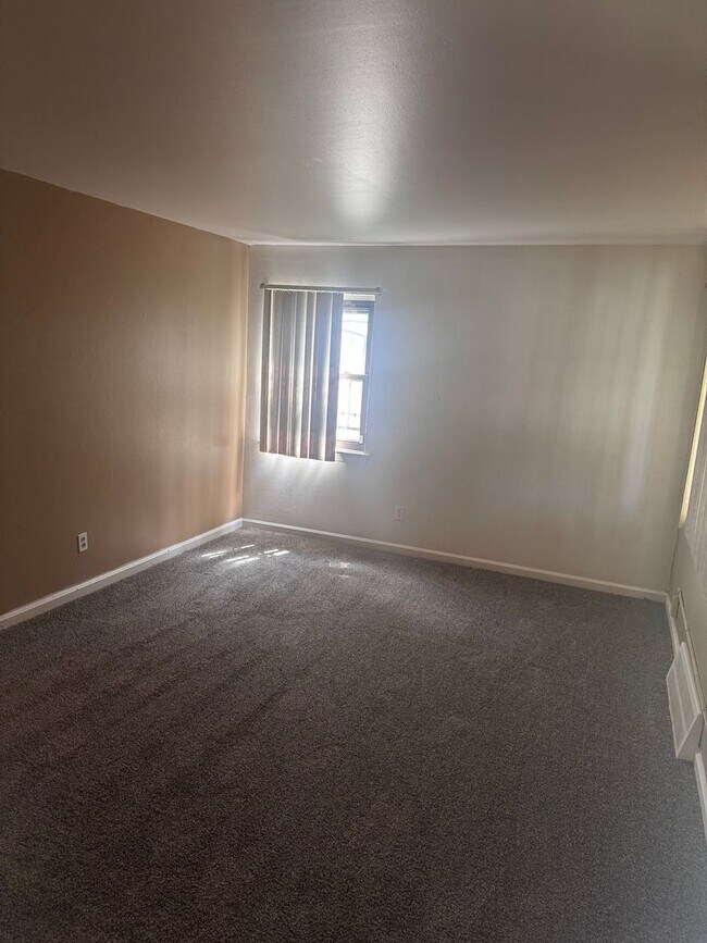 Foto del edificio - 3 bed 1 bath