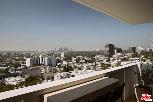 Foto del edificio - 8787 Shoreham Dr