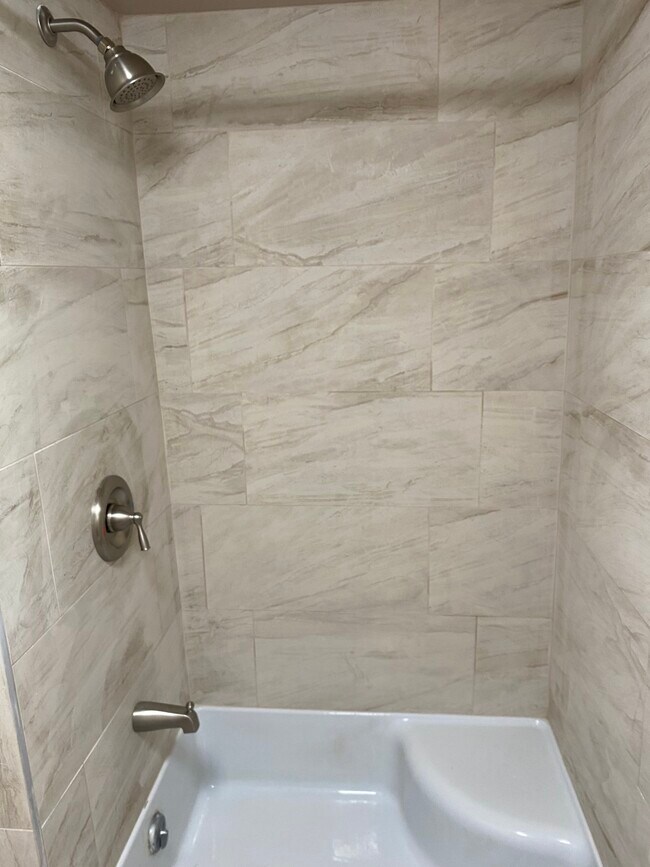 Baño remodelado en 2023. - 80 Lowell St
