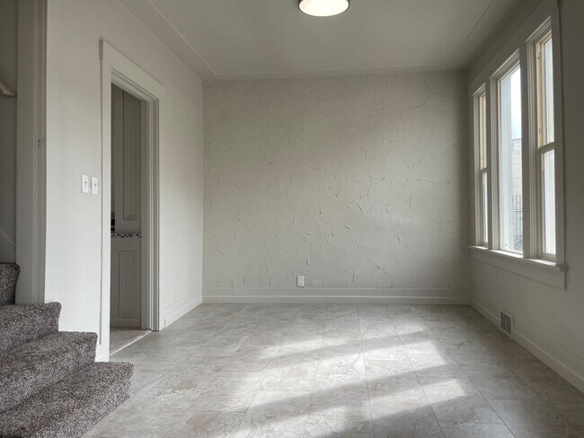 Building Photo - 321