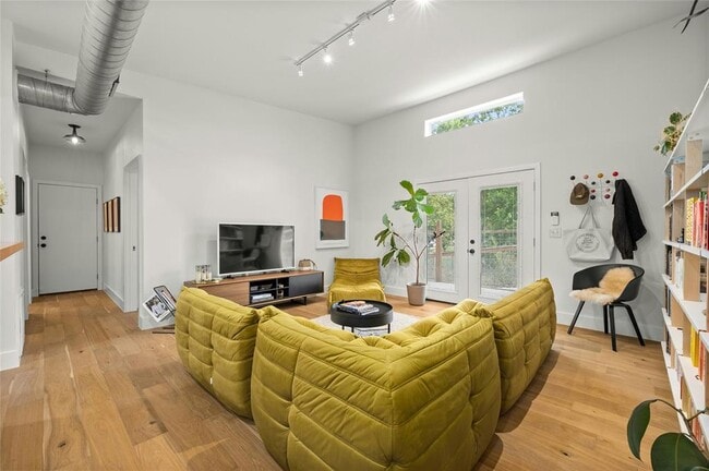 Building Photo - 602 Persimmon St